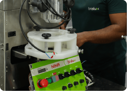 Profissional Bralyx realizando controle de qualidade